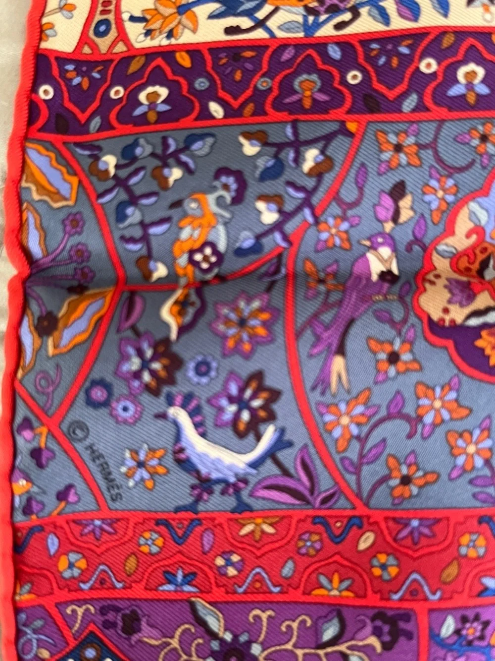 Vintage Hermes 45cm pochette scarf "Au Pays Des Oiseaux Fleurs" - Picture 6 of 6